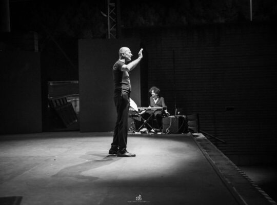 Che faccio qui, foto di scena