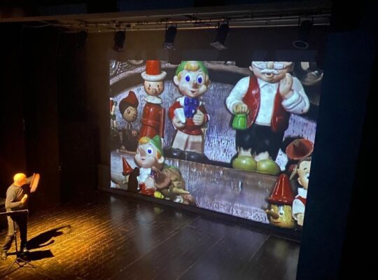 Che faccio qui, foto di scena